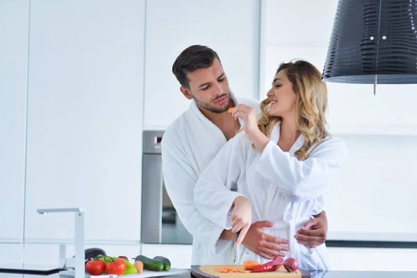 Feliz pareja cocinando el desayuno juntos — Foto de Stock