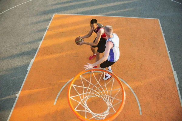 Dos jugadores de baloncesto en la cancha — Foto de Stock