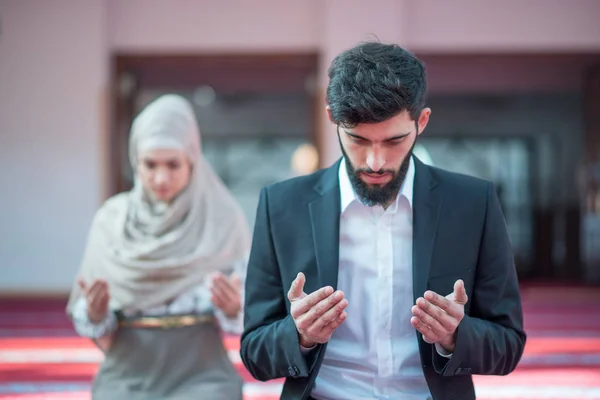 Muslimsk man och kvinna be — Stockfoto