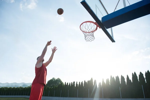 Hombre haciendo un fantástico slam dunk — Foto de Stock