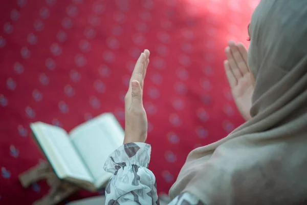 Moslim vrouw biddend in moskee — Stockfoto