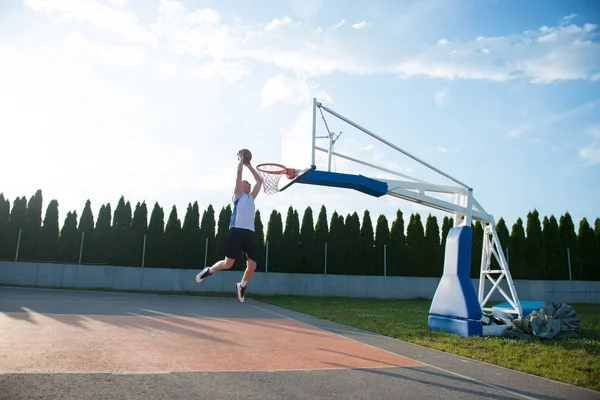 Uomo fare un fantastico slam dunk — Foto Stock