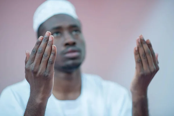 Africano homem muçulmano orando a Deus — Fotografia de Stock