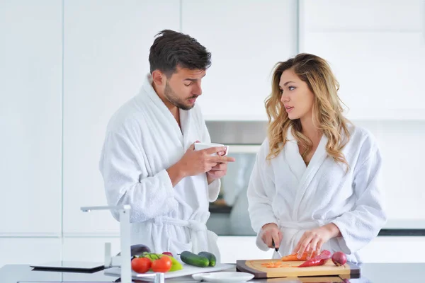 Feliz pareja cocinando el desayuno juntos — Foto de Stock