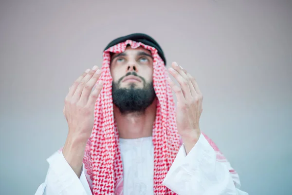 Uomo arabo musulmano che prega — Foto Stock