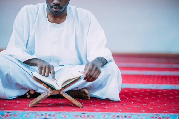 Afrikanischer muslimischer Mann betet zu Gott — Stockfoto