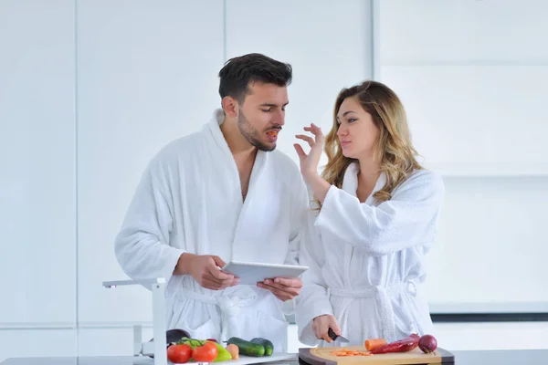 Couple dans la cuisine en utilisant la tablette — Photo