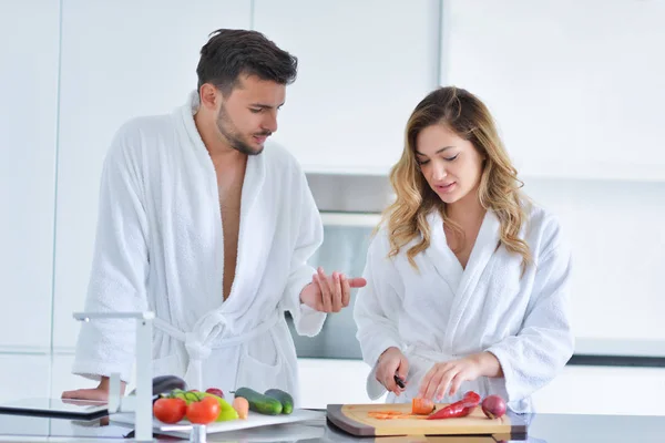 Feliz pareja cocinando el desayuno juntos — Foto de Stock