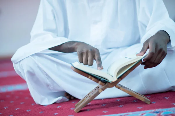 ชายมุสลิมแอฟริกันอธิษฐานต่อพระเจ้า — ภาพถ่ายสต็อก
