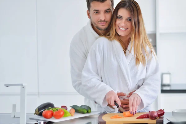 Pareja cocinando el desayuno en la cocina — Foto de Stock