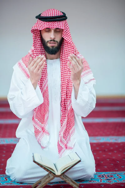 Αραβική μουσουλμανική άνθρωπος προσεύχεται — Φωτογραφία Αρχείου