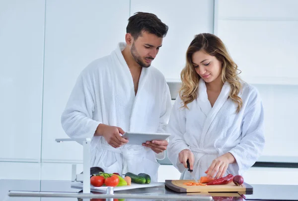 Pareja en cocina usando tableta — Foto de Stock