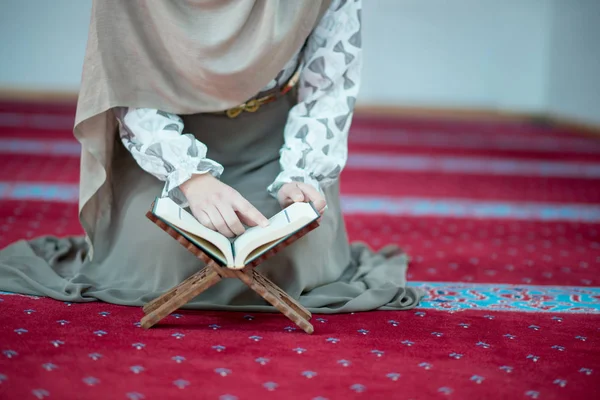 Femme musulmane priant dans la mosquée — Photo