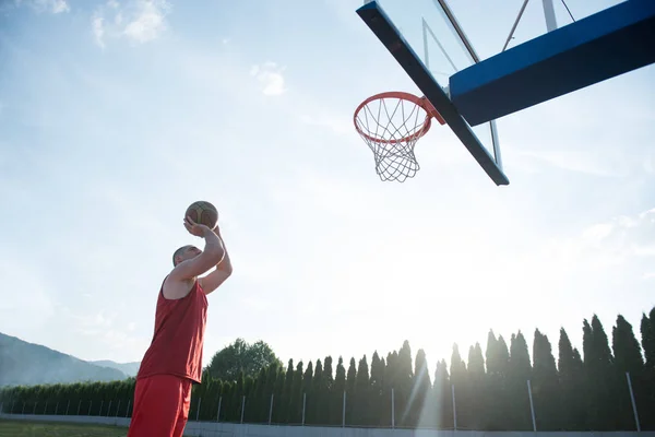 Hombre haciendo un fantástico slam dunk — Foto de Stock