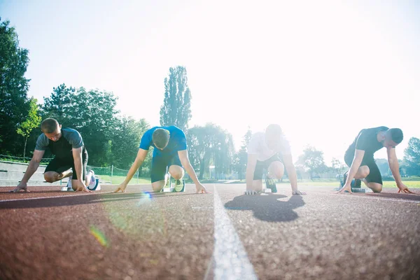 Corredores se preparando para a corrida — Fotografia de Stock