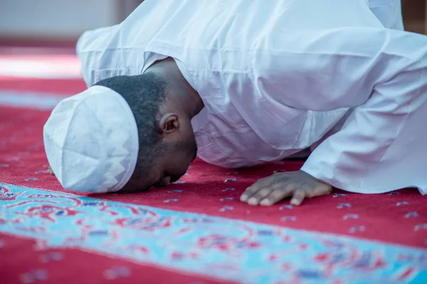 Afryki muzułmanów człowiek modli się do Boga — Zdjęcie stockowe