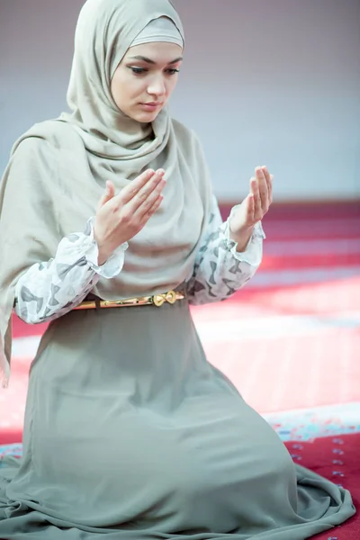 Muslim wanita berdoa di masjid — Stok Foto