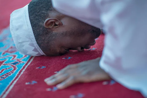 Afrikaanse moslim Man bidden tot God — Stockfoto