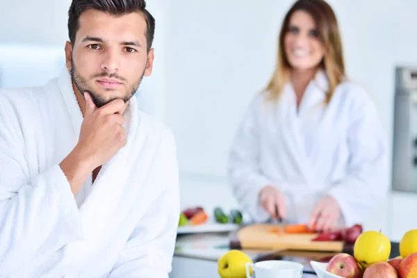 Pareja cocinando el desayuno en la cocina — Foto de Stock