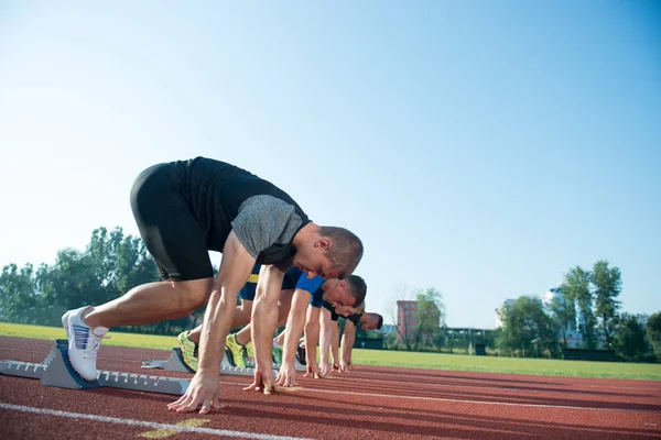 Corredores preparándose para la carrera — Foto de Stock