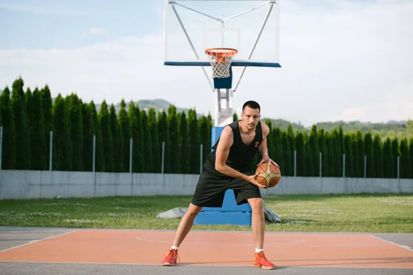 Joven jugador de baloncesto callejero — Foto de Stock