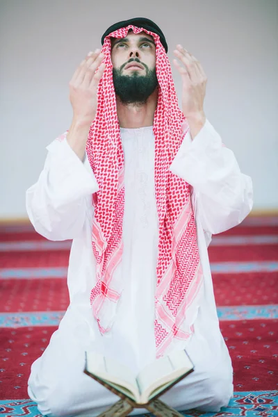 Muslimska arabiska man be — Stockfoto