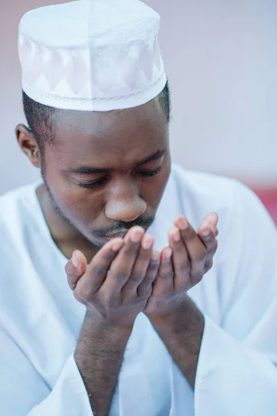 Hombre musulmán africano orando a Dios —  Fotos de Stock
