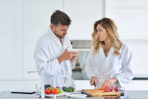 Casal feliz cozinhar café da manhã juntos — Fotografia de Stock