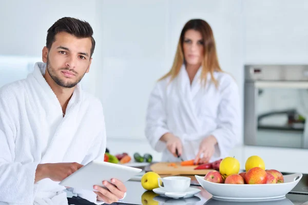 Pareja cocinando el desayuno en la cocina — Foto de Stock