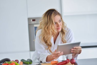 genç kadın bornoz mutfak at