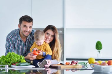 Mutfakta birlikte mutlu aile