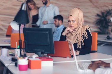 Ofiste çalışan Arap kadın.