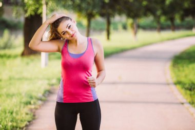 Koşu önce uzanan kadın. 