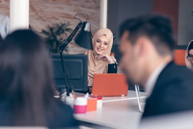 Ofiste çalışan Arap kadın.