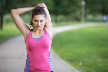 Koşu önce uzanan kadın. 