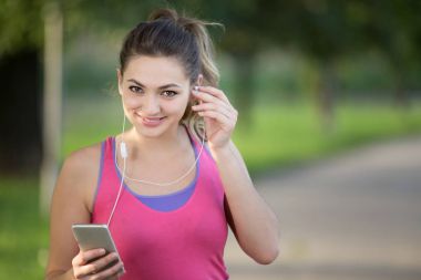 Genç bayan bir parkta koşu 