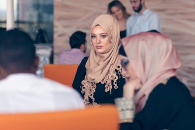 Ofiste çalışan Arap kadın.