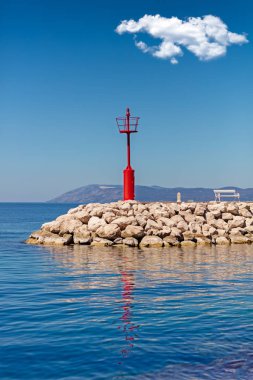 Deniz ve deniz feneri iskele üzerinde.