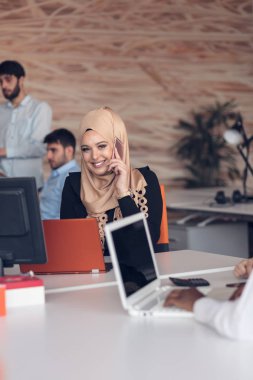 Ofiste çalışan Arap kadın.