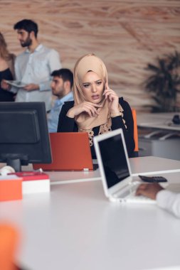 Ofiste çalışan Arap kadın.