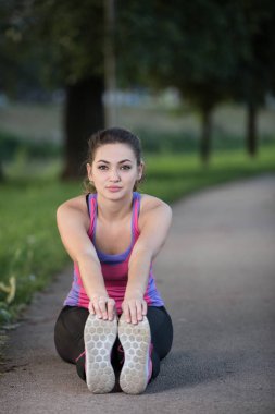 Koşu önce uzanan kadın. 