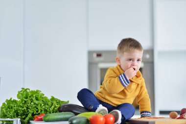 Çocuk sağlıklı sebze yemek