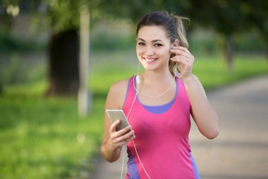 Genç bayan bir parkta koşu 