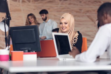 Ofiste çalışan Arap kadın.