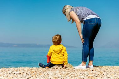 Anne ve oğlu plajda eğlenmek