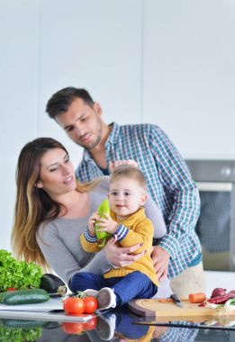 Mutfakta birlikte mutlu aile