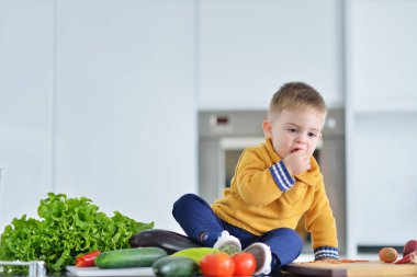 Çocuk sağlıklı sebze yemek