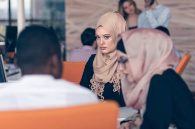 Ofiste çalışan Arap kadın.