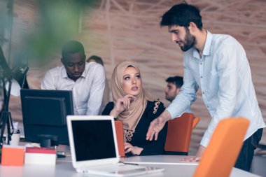 ofiste çok kültürlü iş ortakları