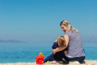 Anne ve oğlu plajda eğlenmek